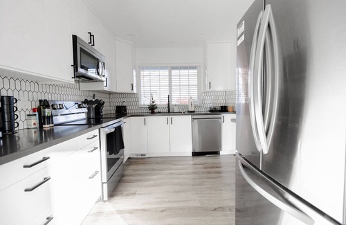 Four Corners House | Luxury Modern King Suite - Family/Business Getaway