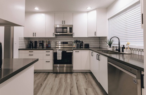 Four Corners House | Luxury Modern King Suite - Family/Business Getaway