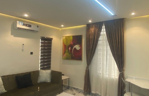Mushin Apartment | Luxury & Modern Self Check-In Apts near Airport M04a