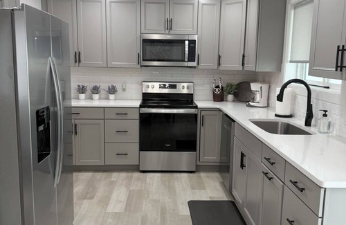 Burley House | Luxury Modern Space B 2-bedroom townhome in Burley with all the amenities.