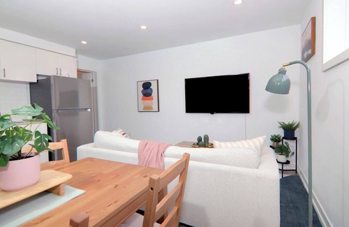Niagara Falls House | Luxury Modern Townhouse Six Minutes to the Falls