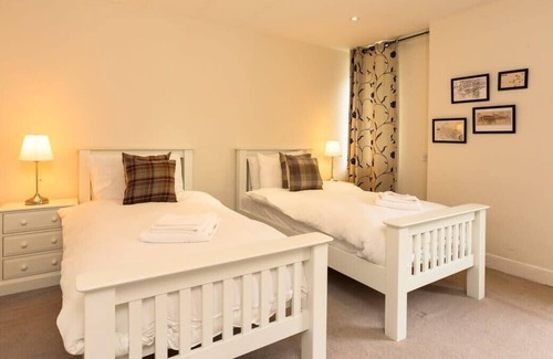 Morningside House | Luxury Morningside Cottage with Patio