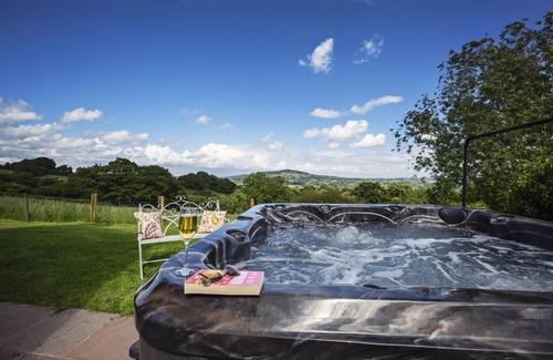 Abergavenny House | Luxury Mountain Holiday Property & Wellness Retreat with Sauna, Pool & Hot Tub.