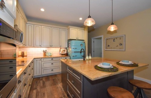 Mars Hill House | Luxury Mountain Home Retreat Dog Spa + Hot Tub Near Wolf Laurel