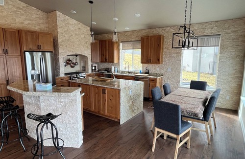 Basher House | Luxury Mountain House with Amazing Views and great Hiking in Anchorage