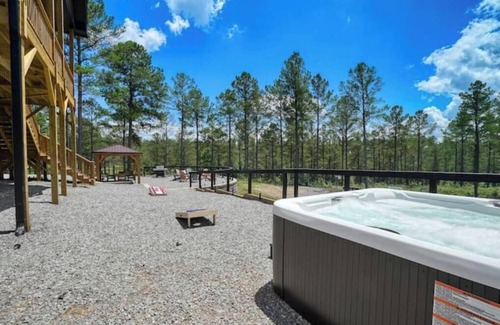 Ellijay House | Luxury Mountain Lodge/Pickleball court/Game room/Jacuzzi tub/Sleep 16+