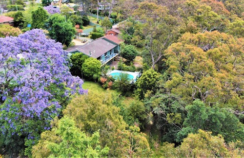 Winmalee House | Luxury Mountain Retreat, Swimming Pool, A/C with Forest Views