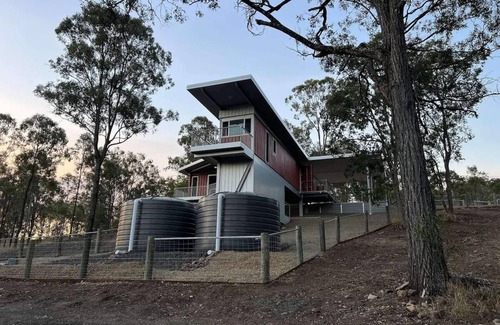 Mount Alford Cabin | Luxury new 2 bedrm with ensuites, scenic views & outdoor bath close to winery 🍇