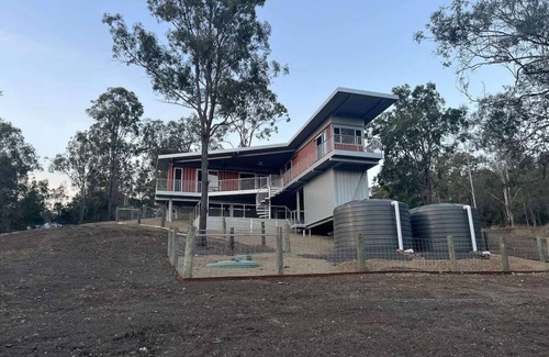 Mount Alford Cabin | Luxury new 2 bedrm with ensuites, scenic views & outdoor bath close to winery 🍇