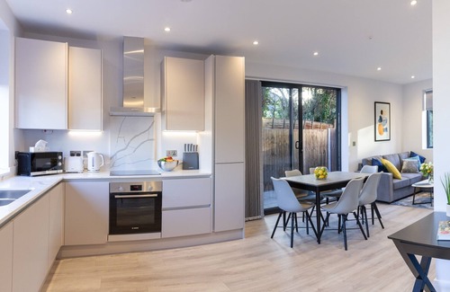 Hendon House | Luxury new build contemporary furnished house