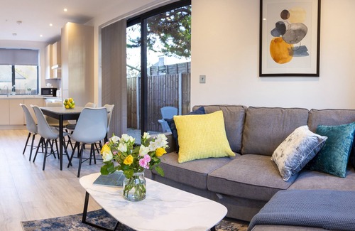 Hendon House | Luxury new build contemporary furnished house