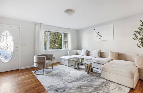 White Plains House | Luxury NY Home with Free Parking