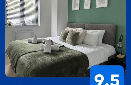 Barnt Green Apartment | Luxury Oaks Suite, Free private parking, 2 Bed 2 Bathroom Apartment, Central Solihull