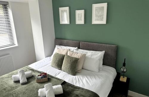 Barnt Green Apartment | Luxury Oaks Suite, Free private parking, 2 Bed 2 Bathroom Apartment, Central Solihull
