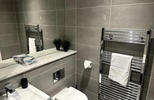 Barnt Green Apartment | Luxury Oaks Suite, Free private parking, 2 Bed 2 Bathroom Apartment, Central Solihull