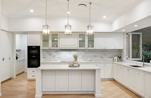 Carindale House | Luxury Oasis in Carindale - Relax, Unwind & Enjoy! Pool, Wifi, AC & Chef Kitchen
