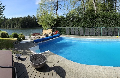 North Oyster House | Luxury ocean dock pool villa