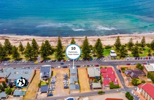 Victor Harbor House | Luxury Ocean Front 3BR Home in Central Victor