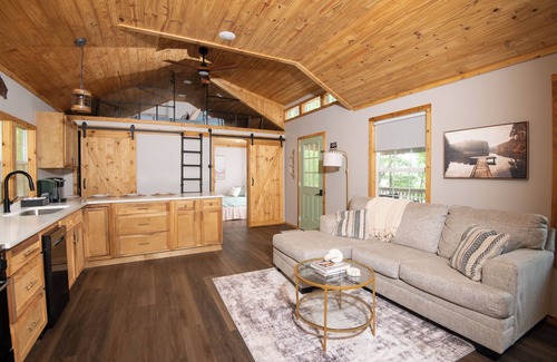 Vincent Ski Chalet | Luxury Off-Grid Retreat - Lakeside Treehouse