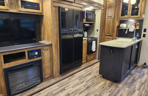 Parkland County House | Luxury Offgrid 5th Wheel