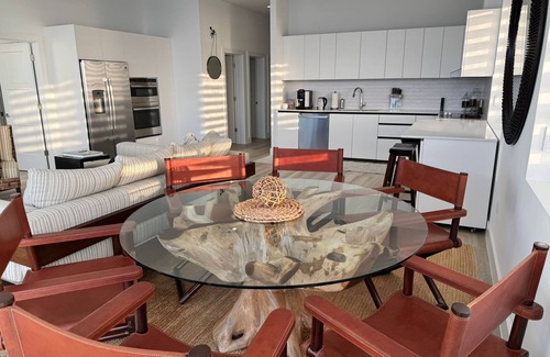 Northwest Point Condo | LUXURY PENTHOUSE 3 BED 3 BATH CONDO NEAR AMAZING SHORE DIVING
