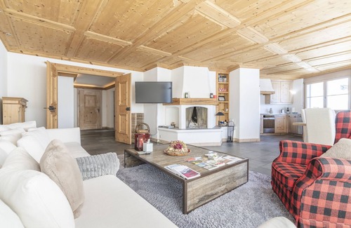 St. Moritz Apartment | Luxury Penthouse: 3 Bedrooms, Lake View, Parking