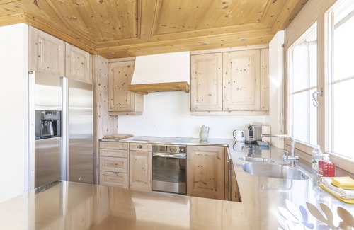 St. Moritz Apartment | Luxury Penthouse: 3 Bedrooms, Lake View, Parking
