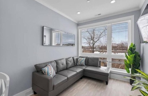Kingman Park Apartment | Luxury Penthouse Condo+Rooftop+Private Parking+3BD