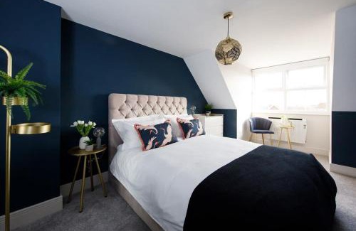 East Wittering Apartment | Luxury Penthouse ~ Super King Bed 5 min to Beach