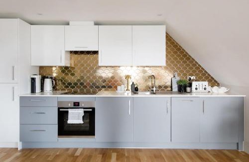 East Wittering Apartment | Luxury Penthouse ~ Super King Bed 5 min to Beach