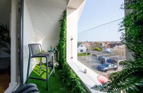 East Wittering Apartment | Luxury Penthouse ~ Super King Bed 5 min to Beach