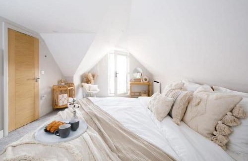 East Wittering Apartment | Luxury Penthouse ~ Super King Bed 5 min to Beach