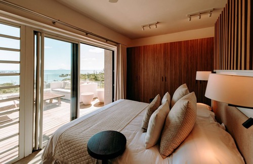 Calebasses Apartment | Luxury Penthouse - stunning lagoon view, 4 bedroom, private pool & communal pool