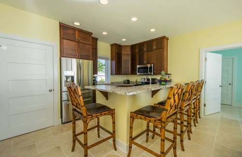 Cockburn Town Villa | LUXURY PENTHOUSE! Courtesy SUV Included, PaddleBoards, Bikes, Chairs & More!