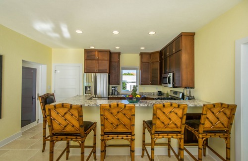 Cockburn Town Villa | LUXURY PENTHOUSE! Courtesy SUV Included, PaddleBoards, Bikes, Chairs & More!