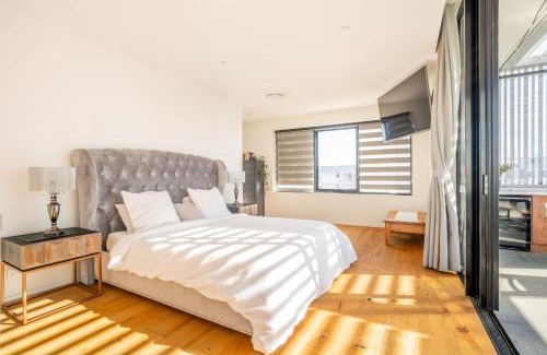 Biggera Waters Apartment | Luxury Penthouse w Hot Tub Views