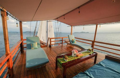 Labuan Bajo Boat Rental | Luxury Private Phinisi Sailing in Komodo island