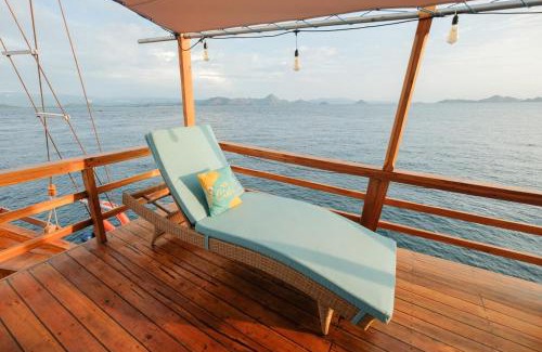 Labuan Bajo Boat Rental | Luxury Private Phinisi Sailing in Komodo island
