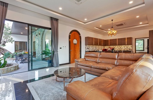 Huai Yai Villa | Luxury Private Pool Villa in Pattaya – 5 Bedrooms, 6 Bathrooms.