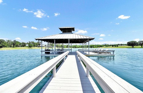 Athens House | Luxury Ranch Cabin | Private Getaway, Fishing & Boating, Hiking Trails, Swimming