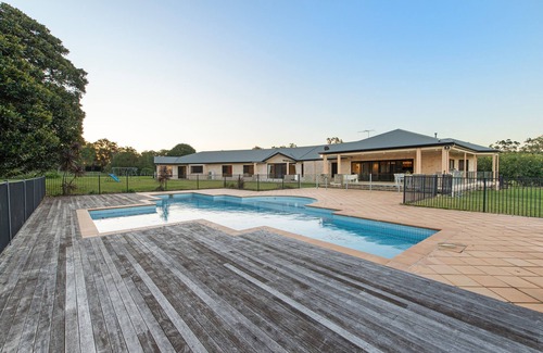 Thornlands House | Luxury Range Stay: 6 bedroom 4 bathroom