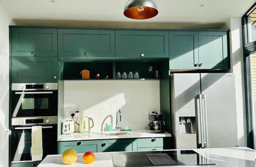Portobello House | 💚Luxury Redbrick Townhouse, Best area of Dublin city, Parking, Laundry, Patio