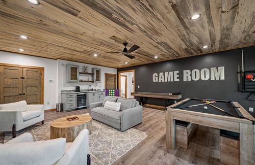 Blue Ridge Cabin | Luxury & Relaxation. Sauna, Red Light Therapy, Hot Tub, Game Room, 4 King suites