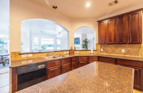 Missouri City House | Luxury resort style living area with spectacular water view house located in Missouri City