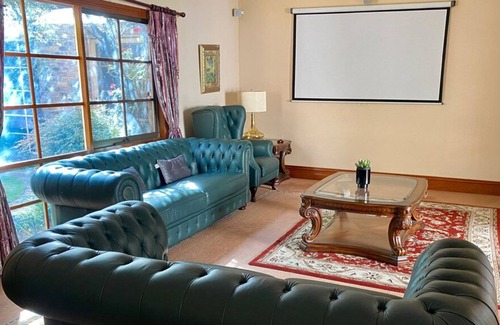 Warrandyte Villa | Luxury Resort Style Home with plenty of activities for young and old -Warrandyte