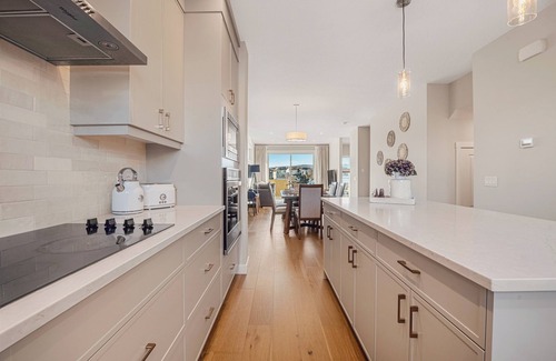 Keith House | Luxury Retreat & Central AC Banff 1hr Garage