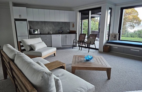 Acacia Bay Apartment | Luxury retreat for two beside the great lake