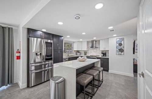 Walsingham House | Luxury Retreat: Pool, Games, Basketball & More!