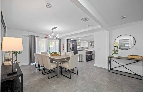 Walsingham House | Luxury Retreat: Pool, Games, Basketball & More!