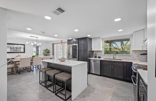 Walsingham House | Luxury Retreat: Pool, Games, Basketball & More!